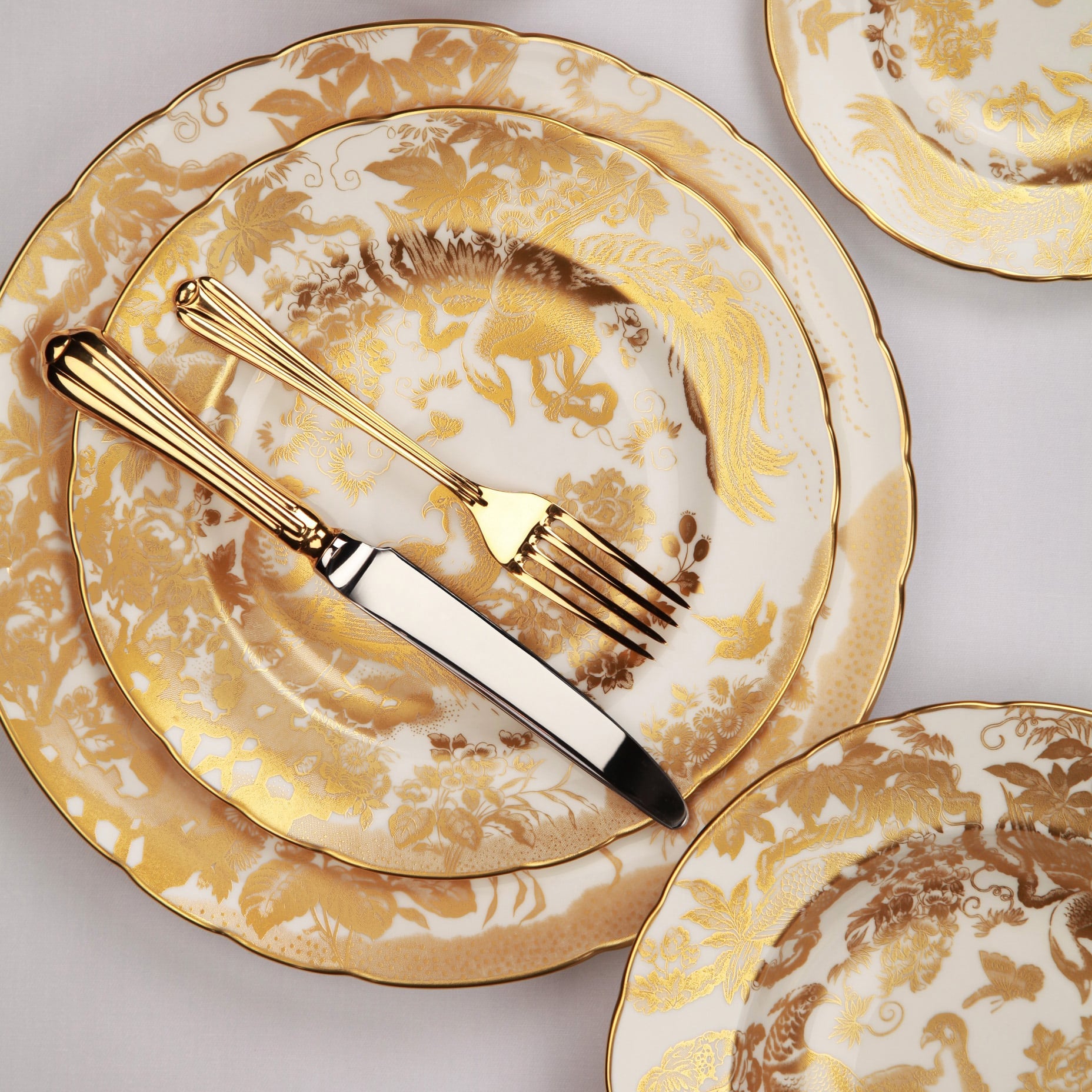 Royal Crown Derby Aves Gold Covered Vegetable Dish (1700ml) – alternate official product image