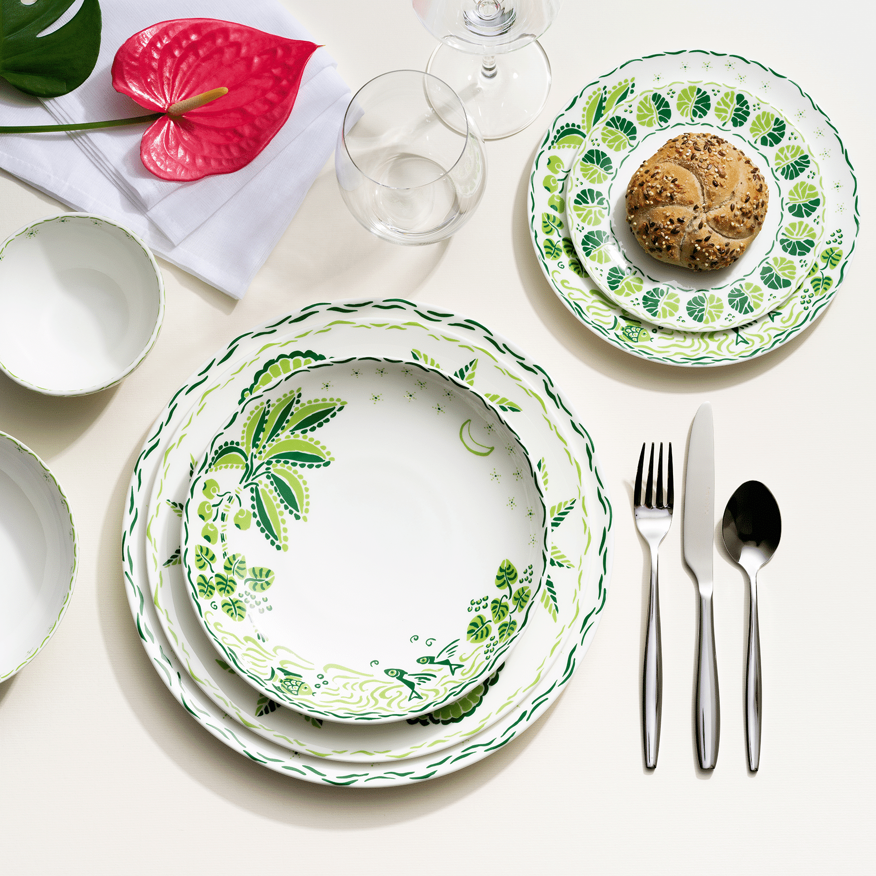 Royal Crown Derby Cobblers Cove Calypso Dinner Plate (27cm) – alternate official product image