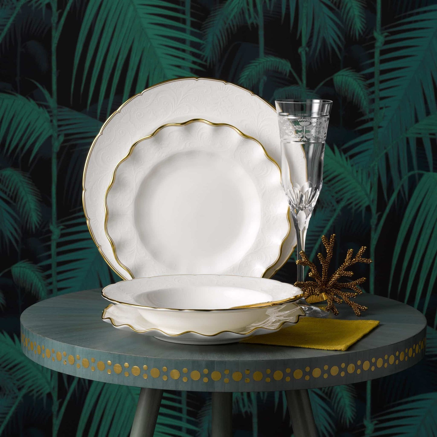 Royal Crown Derby Darley Abbey Pure Gold Crescent Salad Plate (22cm) – alternate official product image