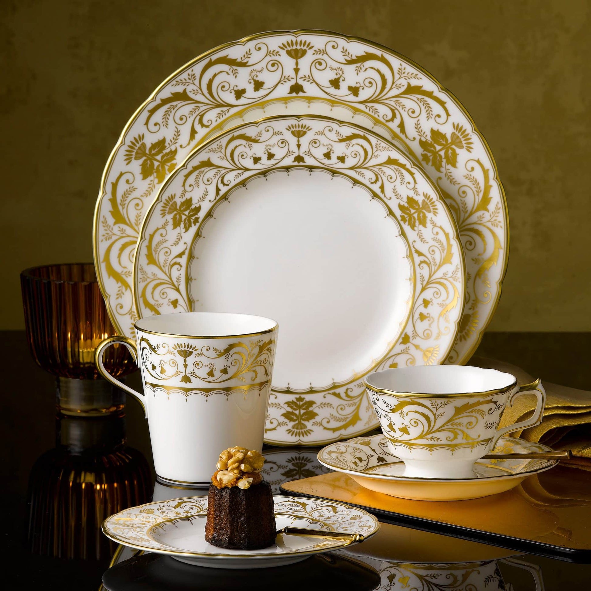 Royal Crown Derby Darley Abbey White Salad Bowl (2000ml) – alternate official product image