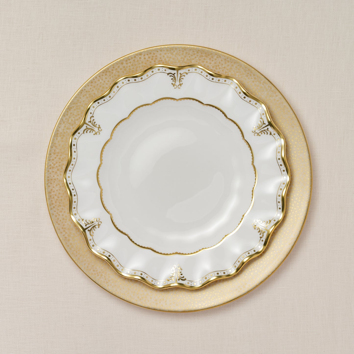 Royal Crown Derby Elizabeth Gold Teapot (1530ml) – alternate official product image
