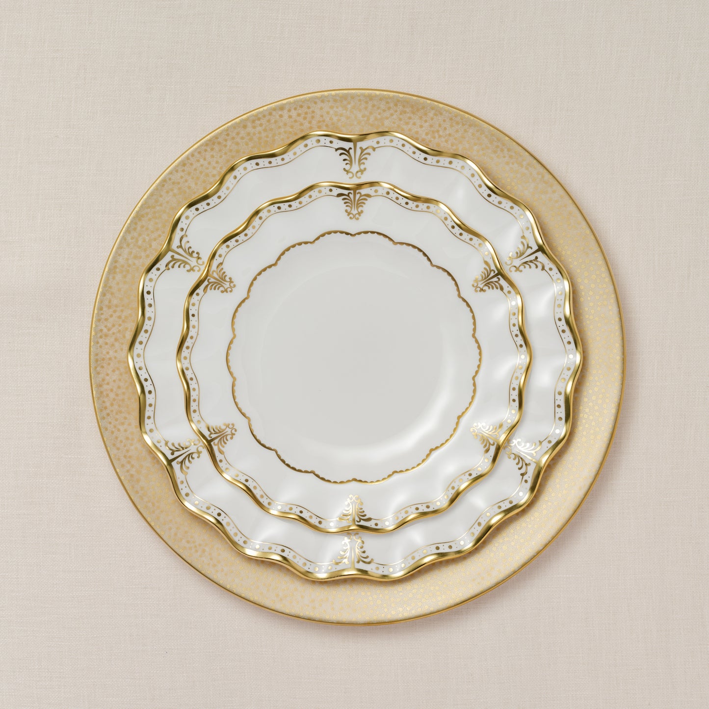 Royal Crown Derby Elizabeth Gold Dinner Plate (27cm) – alternate official product image