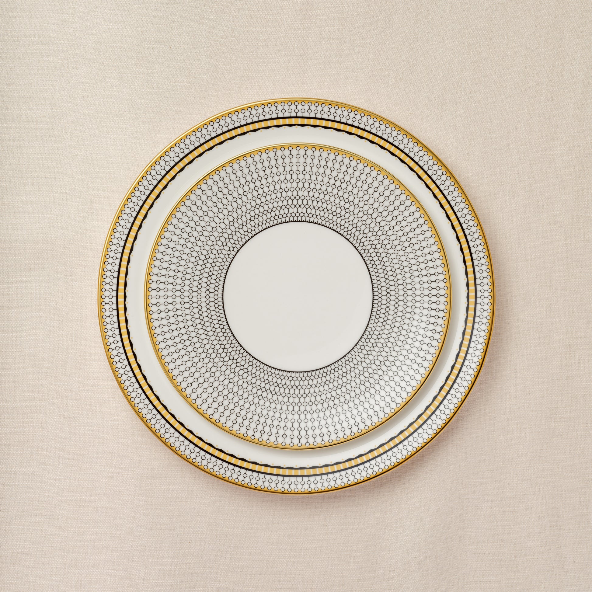 Royal Crown Derby Oscillate Onyx Dinner Plate (27cm) – alternate official product image